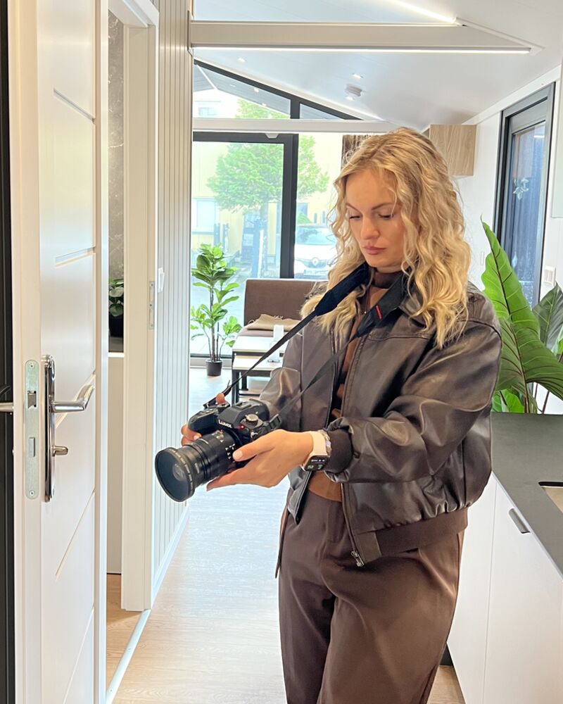 Anna-Sophie Aßmann mit Kamera in einem Mobilheim
