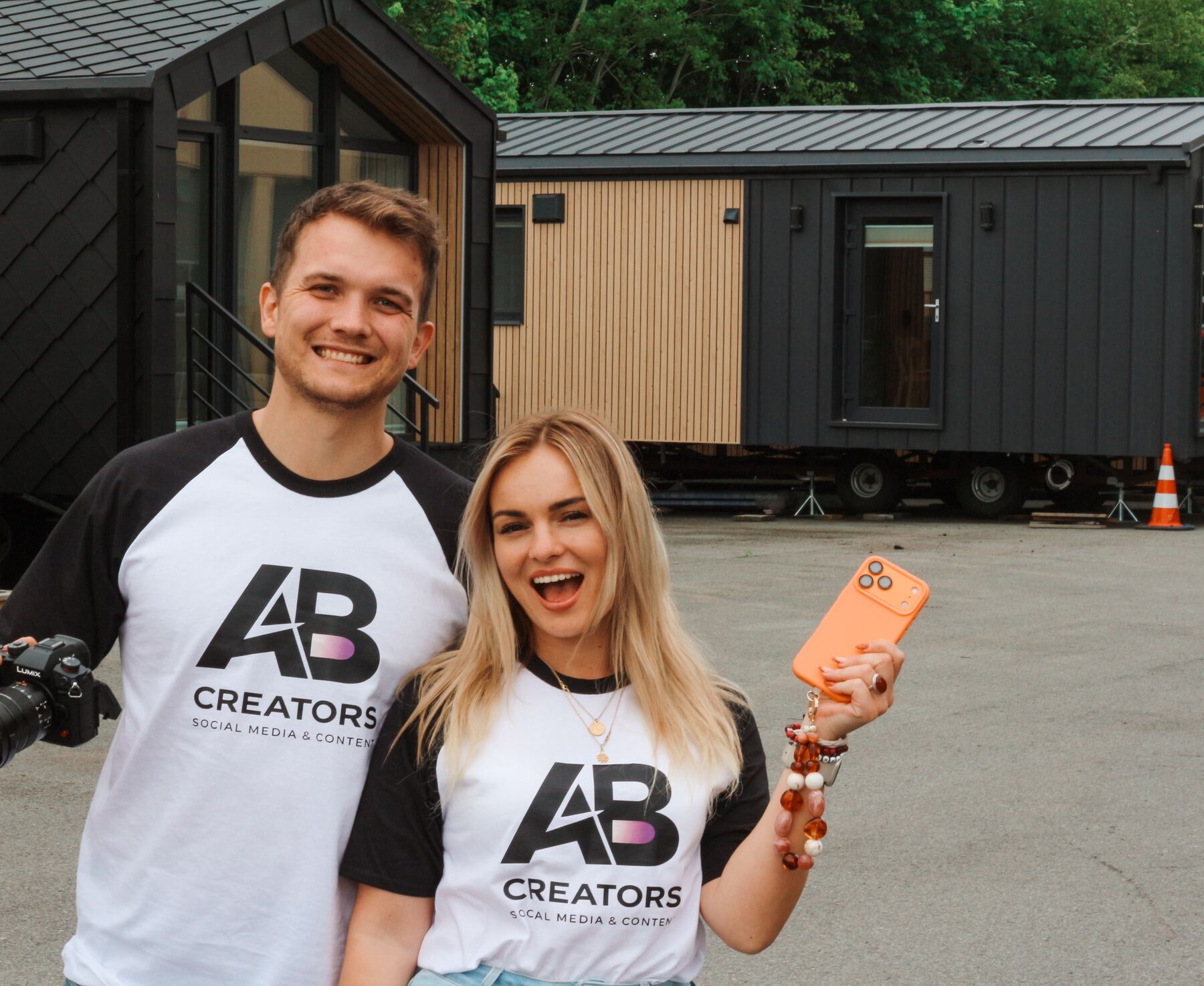 Anna und Marvin von AB Creators mit Kamera und Smartphone