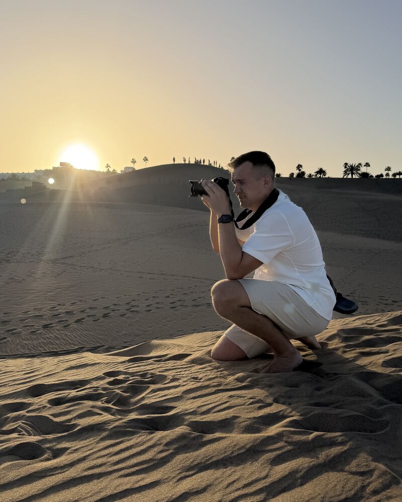 Marvin fotografiert in den Dünen bei Sonnenuntergang