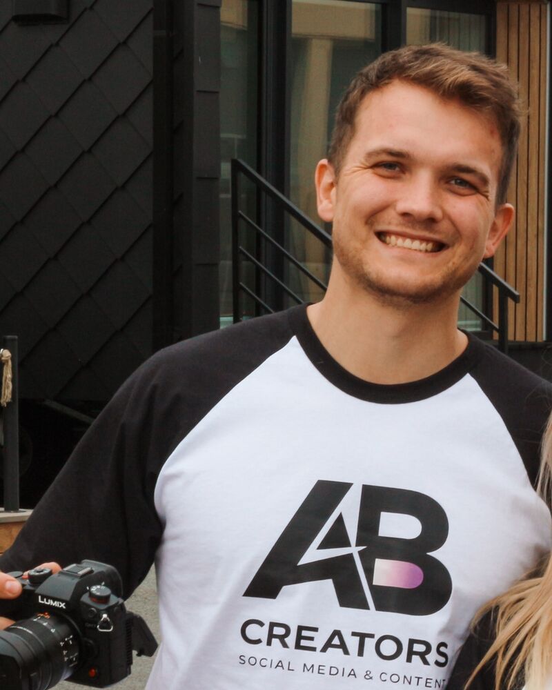 Marvin mit Kamera im AB-Creators-Shirt