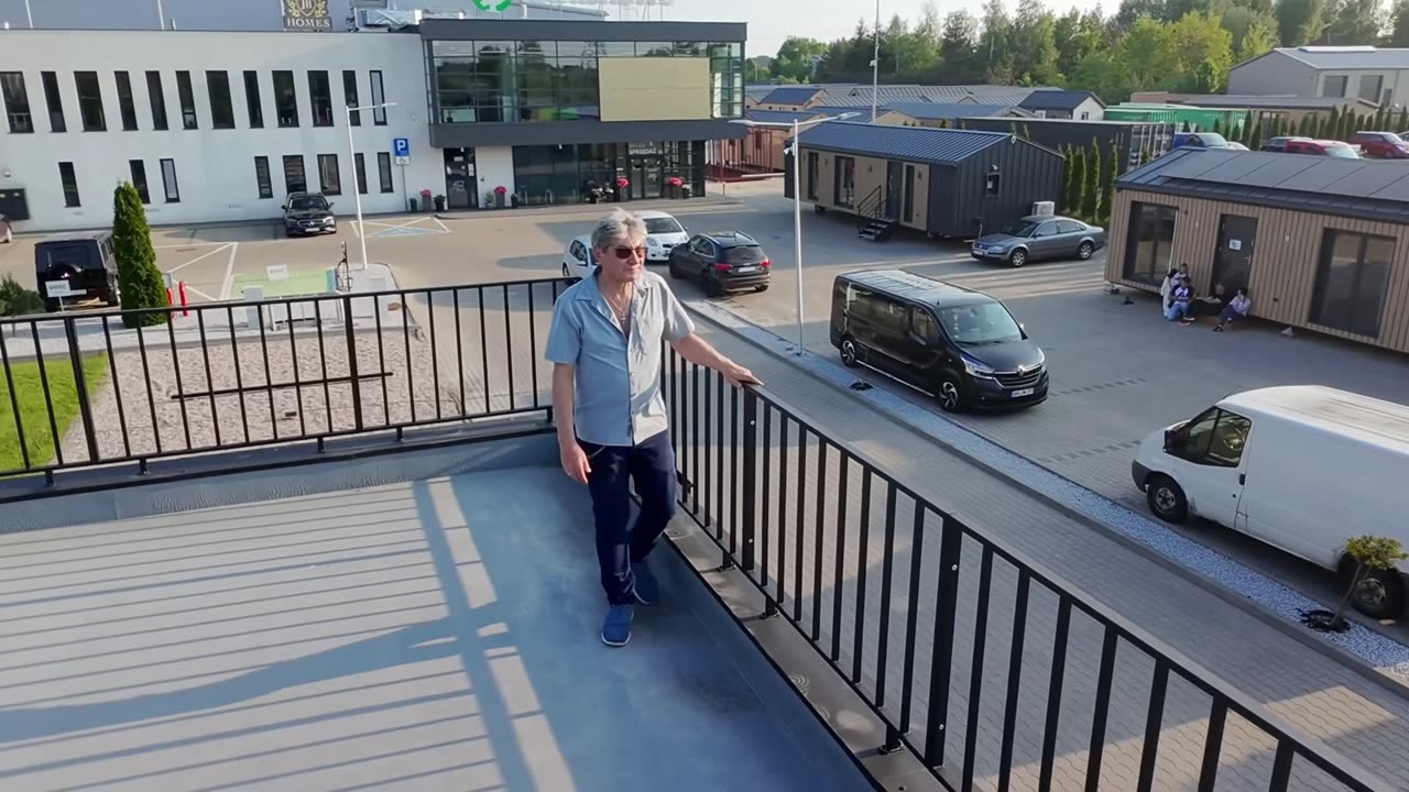 Szene aus der Reportage: Kunde auf der Dachterrasse seines neuen Mobilheims